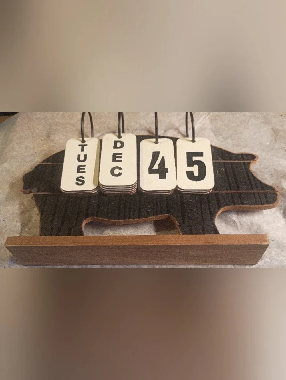 Farmhouse Wooden Pig Perpetual Flip Calendar (Freestanding Tabletop / Desk Deco